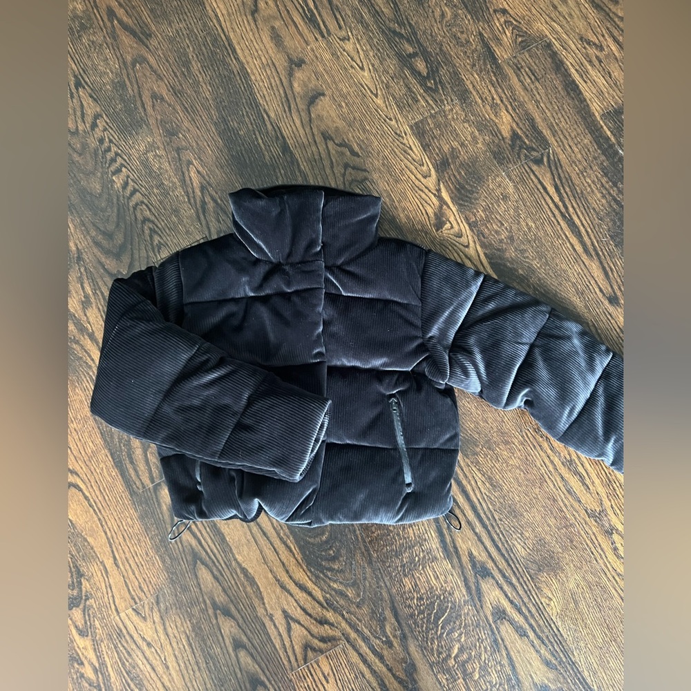 Alo Yoga Women’s Cropped Black Puffer Jacket